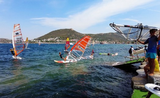 Foça’da Kurtuluş Kupası Yelken Yarışları başladı