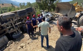 Freni boşalan kamyon, cenaze namazı kılanların arasına daldı; 5 kişi öldü!