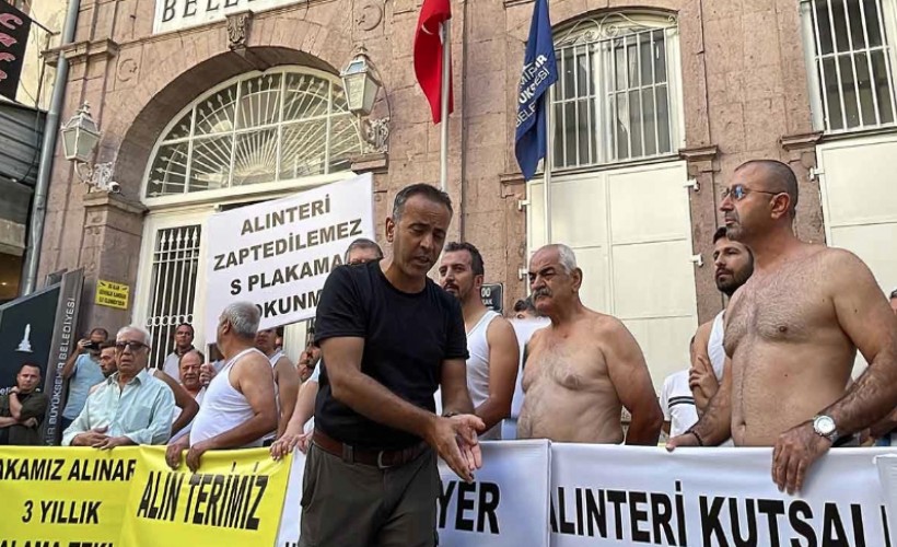 İzmir'de esnaftan yarı çıplak 'S plaka' eylemi