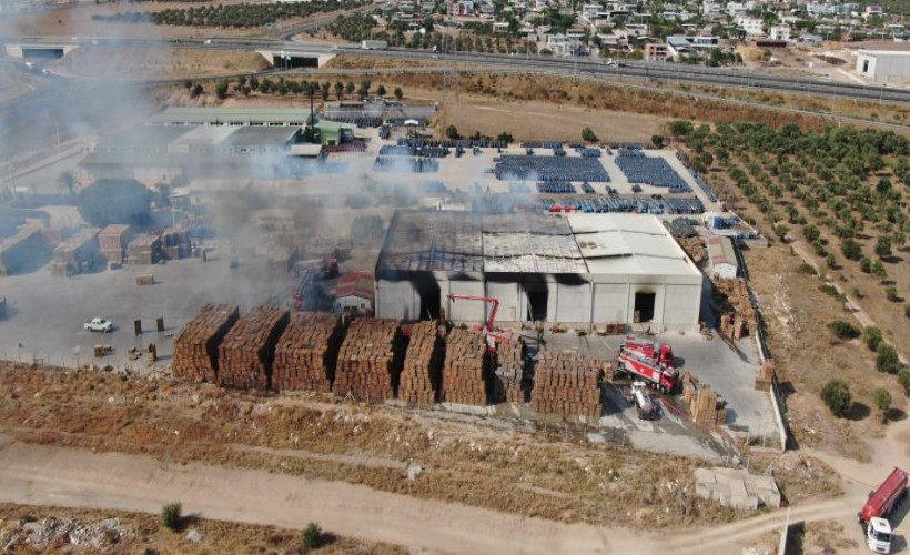 İzmir'de palet fabrikasında çıkan yangın kontrol altında