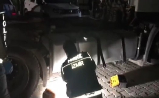 İzmir'de tırın akaryakıt deposundan yaklaşık 58 kilo uyuşturucu çıktı