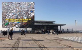 İzmir'de denizin yüzeyini çöp kapladı!