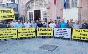 İzmir’de ‘S Plaka’ araç sahipleri Büyükşehir önünde eylem yaptı