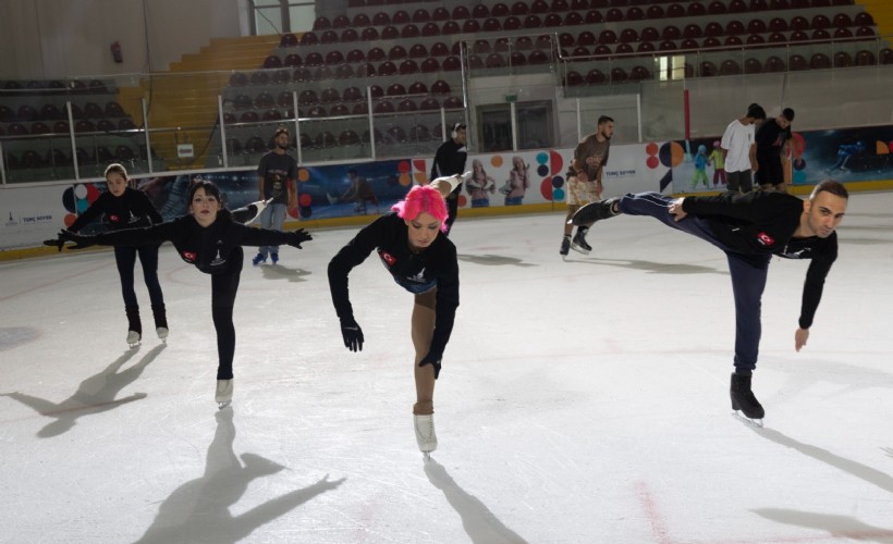 İzmir’de buz pateni sezonu açıldı