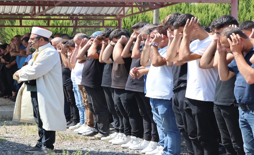 Katliam gibi kazada ölen 5 kişi İzmir’de toprağa verildi