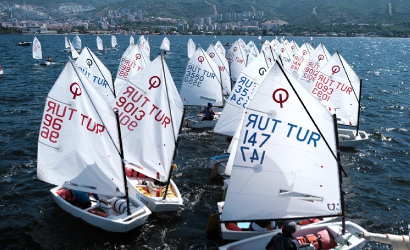 Narlıdere'den açılan yelkenler, İzmir Körfezi'nde görsel şölen yaşattı