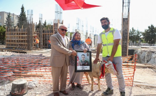 Şehidin ailesinden okul inşaatına ziyaret