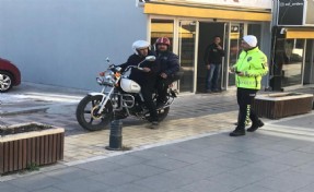 Aliağa'da yaya yolunu kullanan motosikletlilere ceza