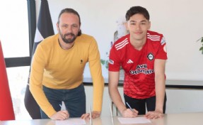 Altay, Ulaş Hasan Özçelik ile profesyonel sözleşme imzaladı