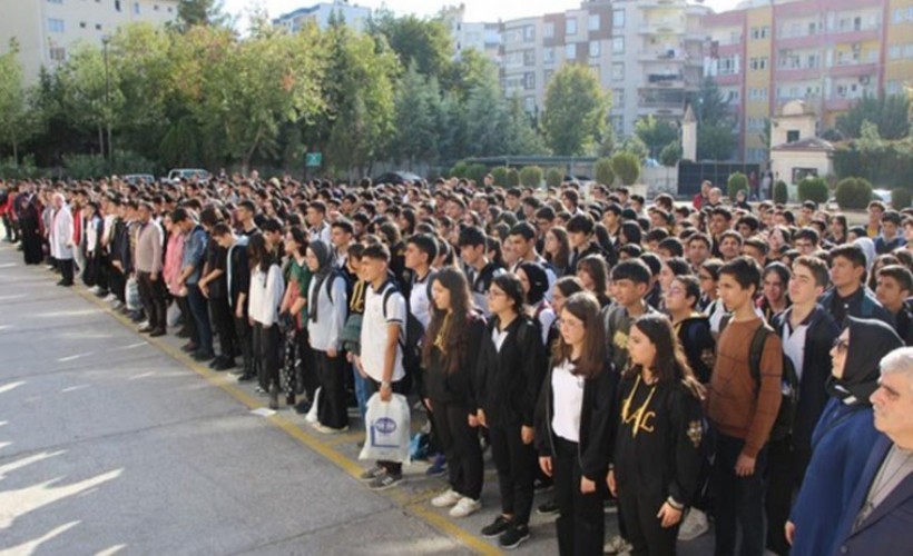 Bakan duyurdu: Okullarda şehitler için saygı duruşu