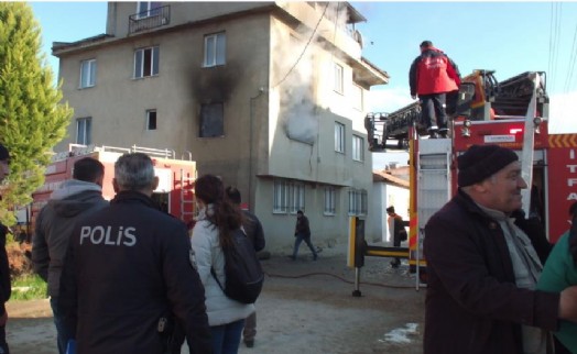 Burhaniye’de madde bağımlısı genç oturduğu evi ateşe verdi