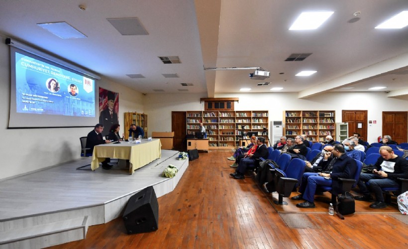 İzmir’de Cumhuriyet demokrasi ve siyaset konuşuldu