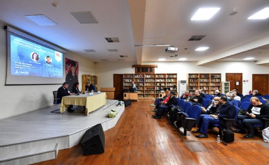 İzmir’de Cumhuriyet demokrasi ve siyaset konuşuldu