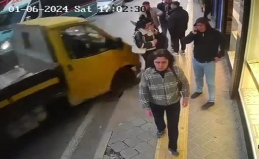 Buca'da freni boşalan kamyonet dehşet saçtı!