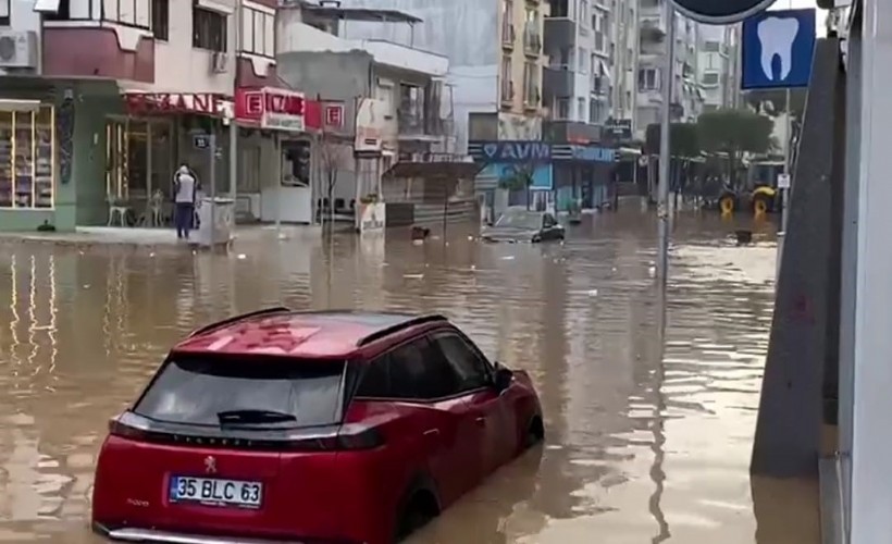 İzmir’i sağanak vurdu: Yollar göle döndü, araçlar suya gömüldü