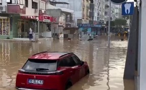 İzmir’i sağanak vurdu: Yollar göle döndü, araçlar suya gömüldü