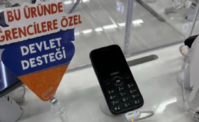 Öğrenciye tuşsuz telefon sosyal medyada gündem oldu