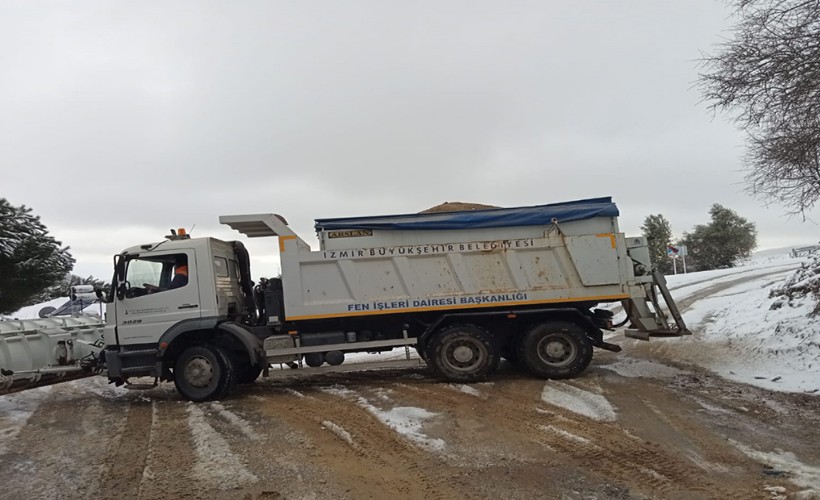 Yılın ilk kar yağışında kapanan yollar açılıyor: Büyükşehir ekipleri kar teyakkuzunda