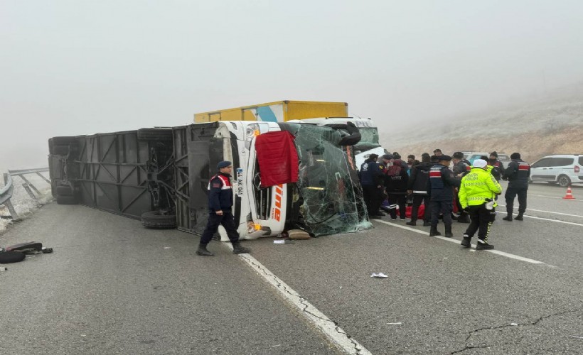 Yolcu otobüsü devrildi: Çok sayıda ölü ve yaralı var!