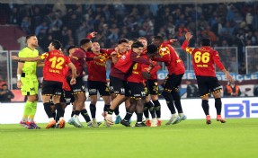 10 kişi Göztepe, Trabzonspor'u 2-1 mağlup etti