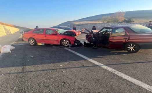 Afyon'da otomobiller çarpıştı: 3 yaralı