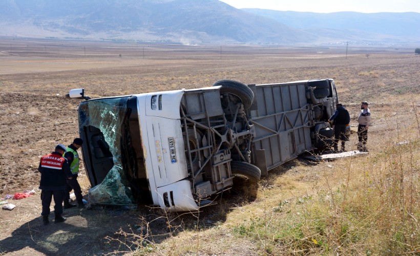 Afyonkarahisar'da turist otobüsü devrildi: 22 yaralı