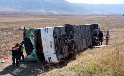 Afyonkarahisar'da turist otobüsü devrildi: 22 yaralı