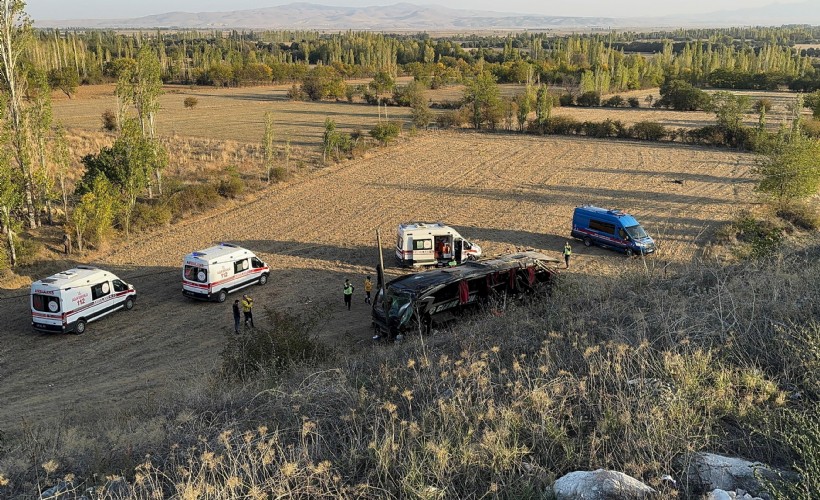 Afyonkarahisar'da yolcu otobüsü devrildi: 1 ölü, 21 yaralı