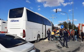 Afyonkarahisar'da yolcu otobüsü ile kamyon çarpıştı: 1 ölü, 19 yaralı