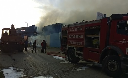 Aydın'da geri dönüşüm tesisinde yangın: 2 kişi dumandan etkilendi