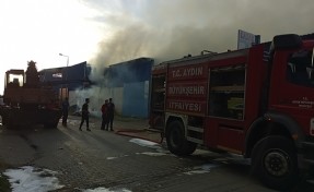 Aydın'da geri dönüşüm tesisinde yangın: 2 kişi dumandan etkilendi