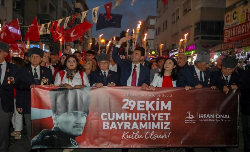 Bayraklı’da Cumhuriyet meşalesi 101’inci yılında büyük coşku