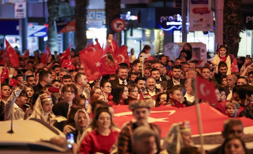 Buca’da Cumhuriyet coşkusu meydanlara sığmadı