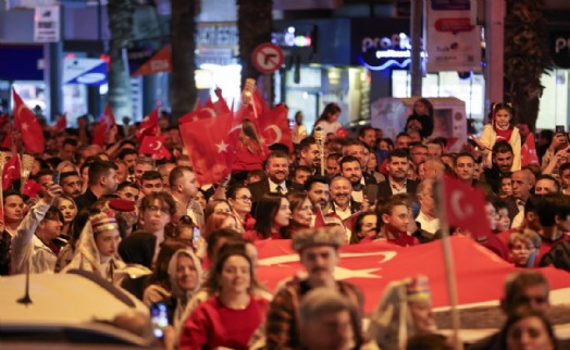 Buca’da Cumhuriyet coşkusu meydanlara sığmadı