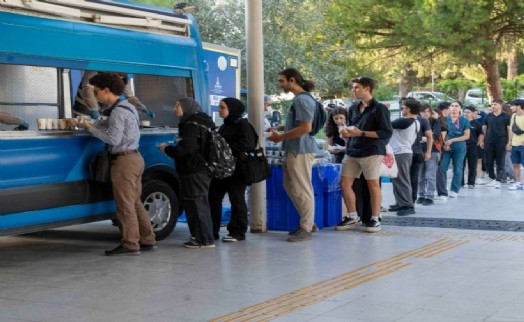 İzmir Büyükşehir Belediyesi üniversitelilere ücretsiz sıcak yemek dağıtıyor