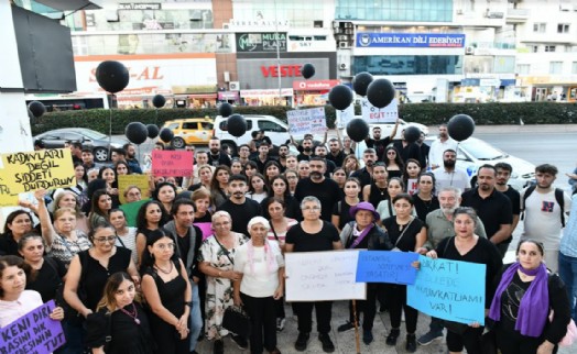 CHP Çiğli İlçe Başkanlığı'ndan 'kadına şiddete hayır' yürüyüşü