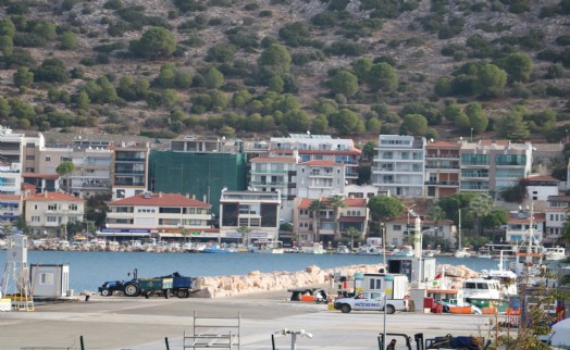 Çeşme-Sakız Adası seferlerine ara verildi; liman boş kaldı