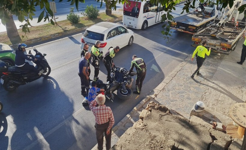 Ceza yazılan motosiklet sürücüsü polis motosikletini devirdi, o anlar kamerada