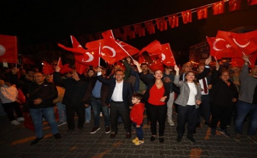 Efes Selçuk'ta 101. yıla yakışır kutlama: Meşaleler kent sokaklarını aydınlattı