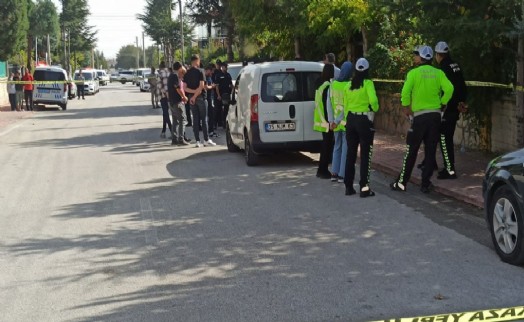 Eve gelen polis memurunu sırtından bıçakladı