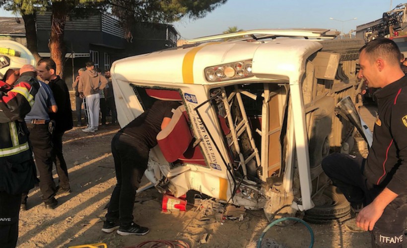 İşçi minibüsüyle tanker çarpıştı: 12 yaralı