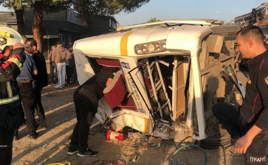 İşçi minibüsüyle tanker çarpıştı: 12 yaralı