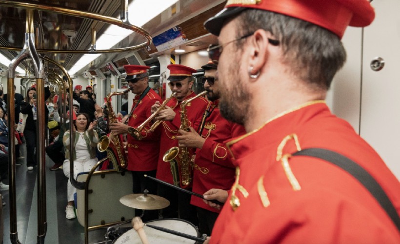 İzmir Metrosu'nda 29 Ekim kutlaması