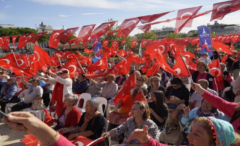 İzmir'de görkemli kutlama: Dev Türk bayraklı kortej, fener alayı ve törenler...