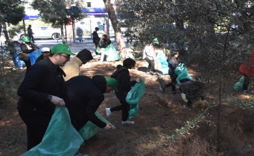 İzmir'de orman yangınları ile mücadele kapsamında gençler atık topladı