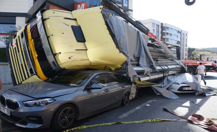 İzmir'de şoförü polisten kaçan TIR, iki otomobilin üzerine devrildi; 2 yaralı