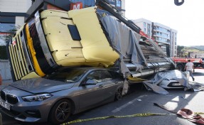 İzmir'de şoförü polisten kaçan TIR, iki otomobilin üzerine devrildi; 2 yaralı