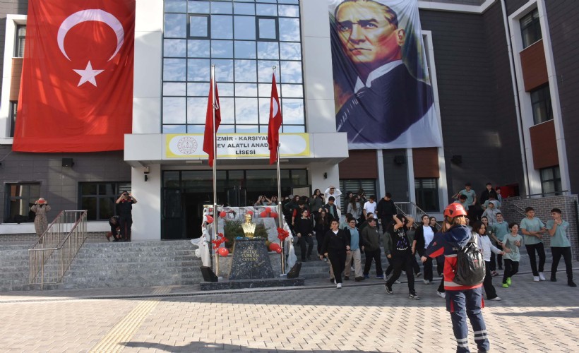 İzmir depremin yıl dönünde okulda deprem tatbikatı