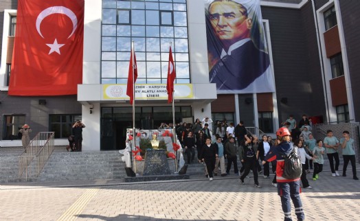 İzmir depremin yıl dönünde okulda deprem tatbikatı