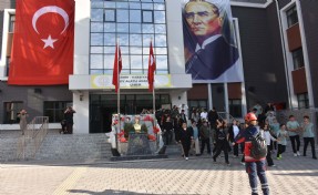 İzmir depremin yıl dönünde okulda deprem tatbikatı